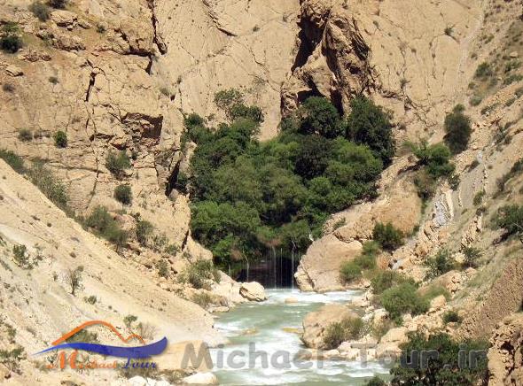آبشار آب ملخ