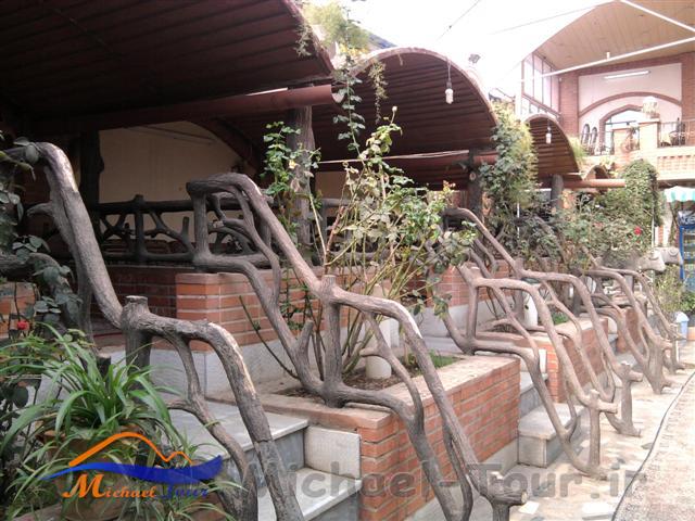 رستوران و باغچه سنتی چهار باغ