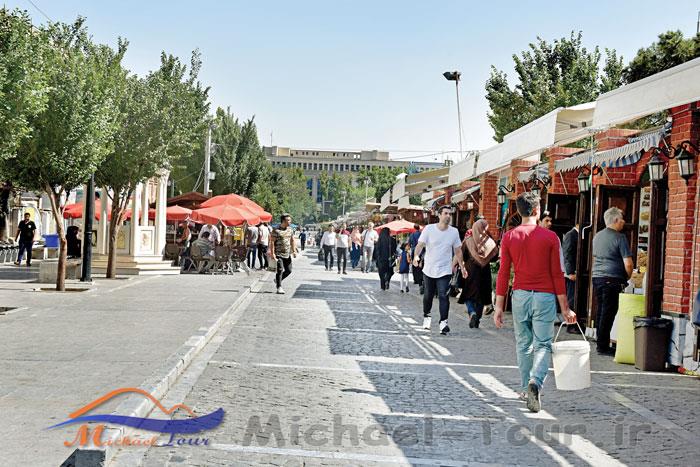 خیابان باب همایون (پر از لباس های مردانه)